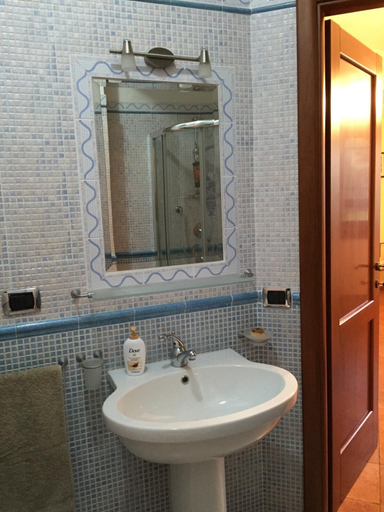 Bathroom 5, Le Querce, Rome