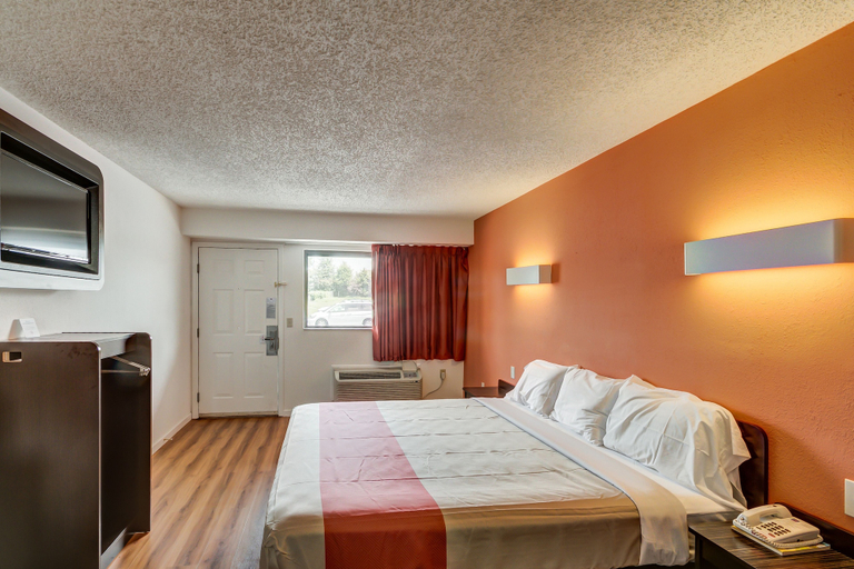 Bedroom 3, Motel 6 Berea, KY, Madison