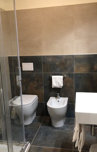 Bathroom 4, Hotel Suez, Venezia
