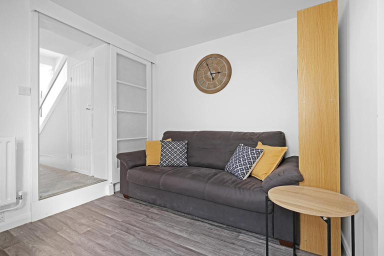 Others 4, Heathrow Living Stanwell Serviced House, Surrey