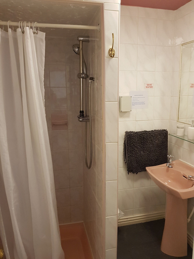 Bathroom 5, 6 Person - 1 - Bed Apartment in Blackpool, Blackpool