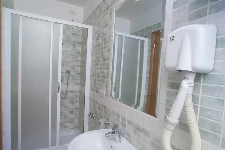Bathroom 5, City Hotel, Napoli