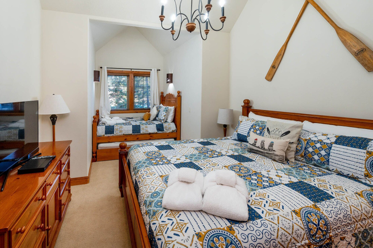 Bedroom 3, Aquila Lodge 5, Deschutes