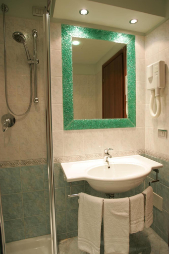 Bathroom 5, Motel Ranch, Milano