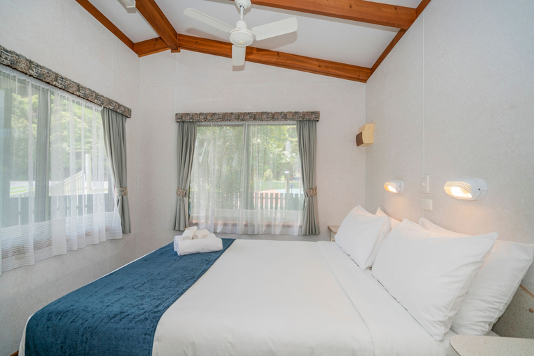 Bedroom 4, Coromandel Shelly Beach TOP 10 Holiday Park, Thames-Coromandel