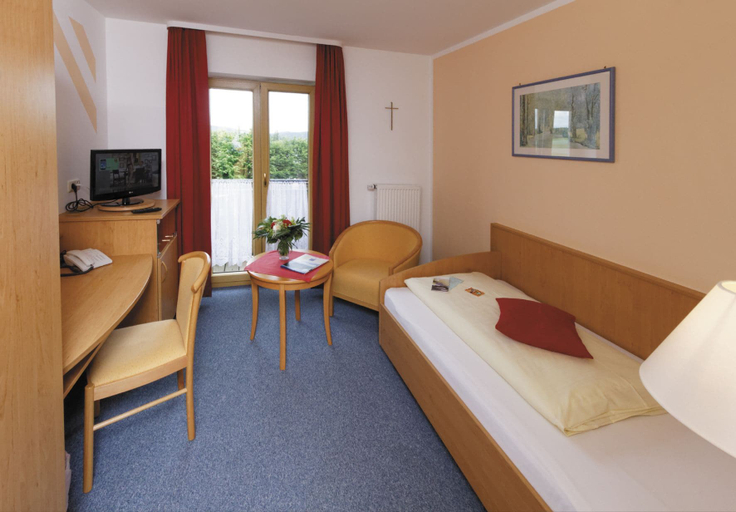 Bedroom 3, Panorama-Hotel Am See, Schwandorf