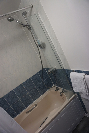 Bathroom 3, Holt Apartment, South Gloucestershire