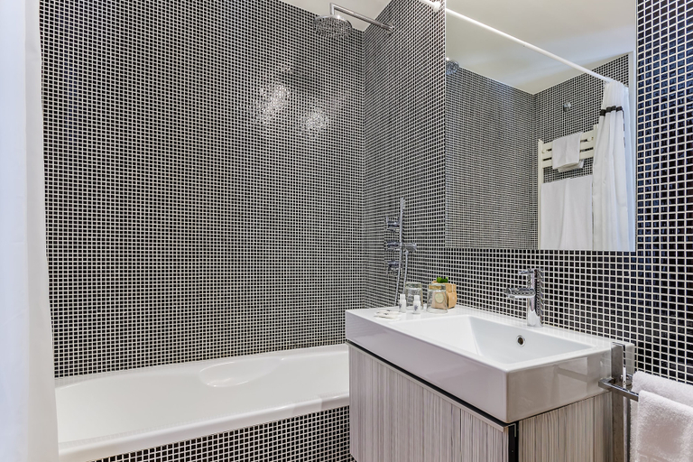 Bathroom, Rs Porto Boavista Studios, Porto