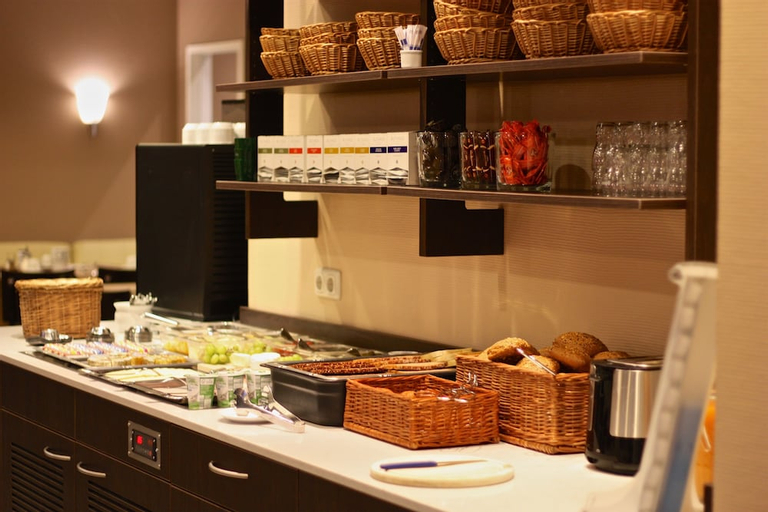 Food & Drinks 9