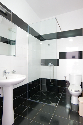 Bathroom 3, Hotel Sherifi, Sarandës