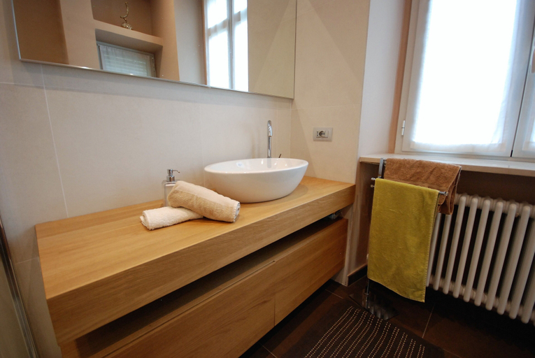 Bathroom sink, Appartamento nel cuore di Crocetta, Torino