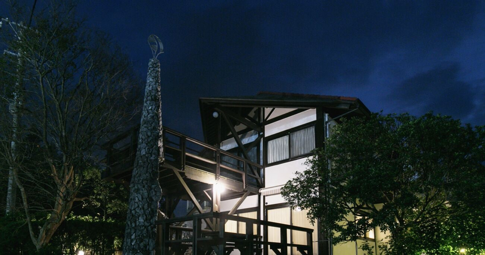 Villa Toma East, Onna