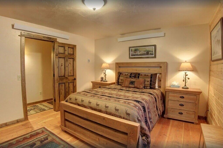 Bedroom 2, Fox Den Lodge, Gallatin