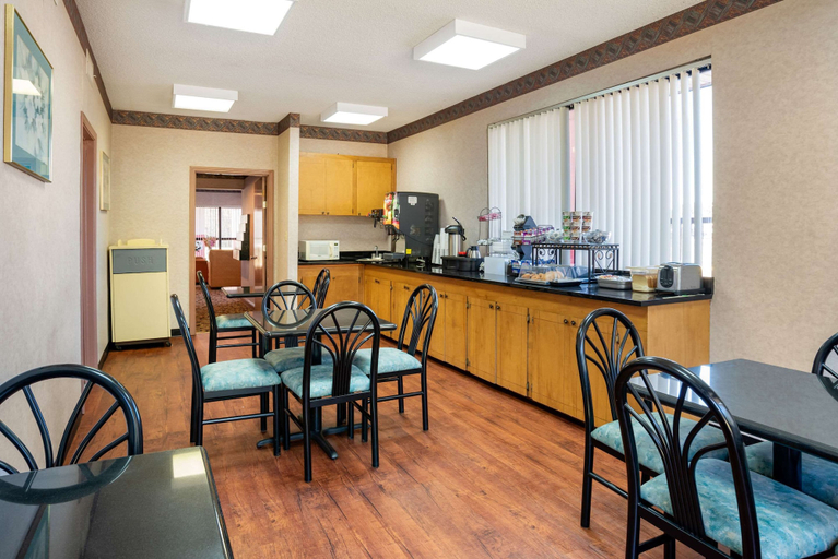 Food & Drinks 4, Econo Lodge Inn & Suites Forest, Scott