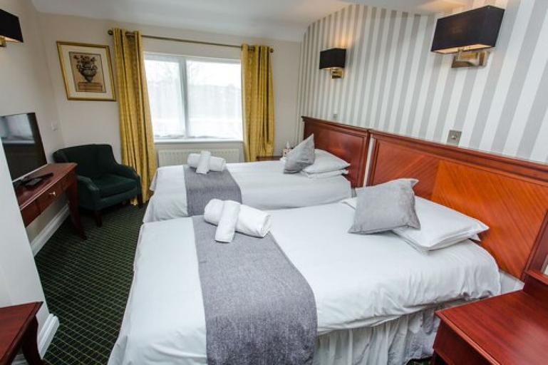 Bedroom 2, Bells Hotel and Country Club, Gloucestershire