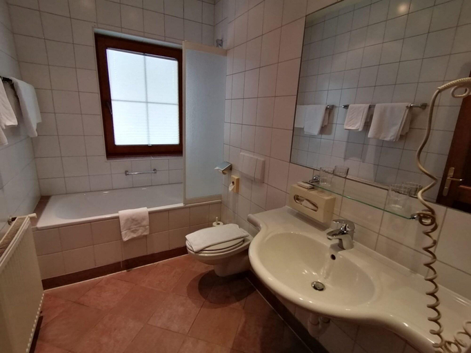 Bathroom 3, Landhotel Reschenhof, Innsbruck Land