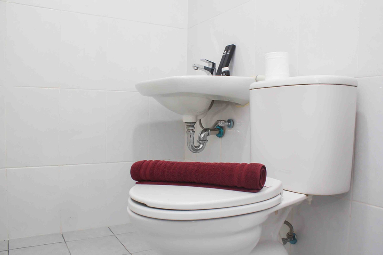 Bathroom 3, Warm and Cozy Studio Patraland Urbano Apartment, Bekasi