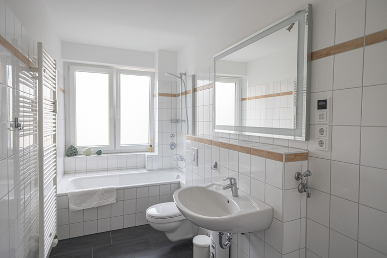 Bathroom 4, Arbio I Dehnhaide Apartments, Hamburg