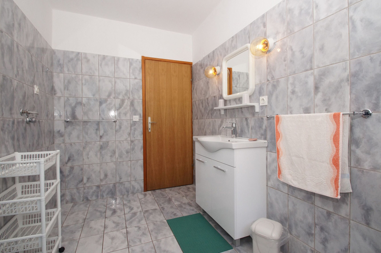 Bathroom 3, South Island Apartments, Korčula