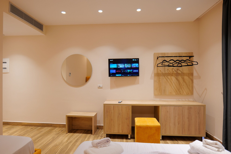 Others 5, Hotel Alexander, Sarandës