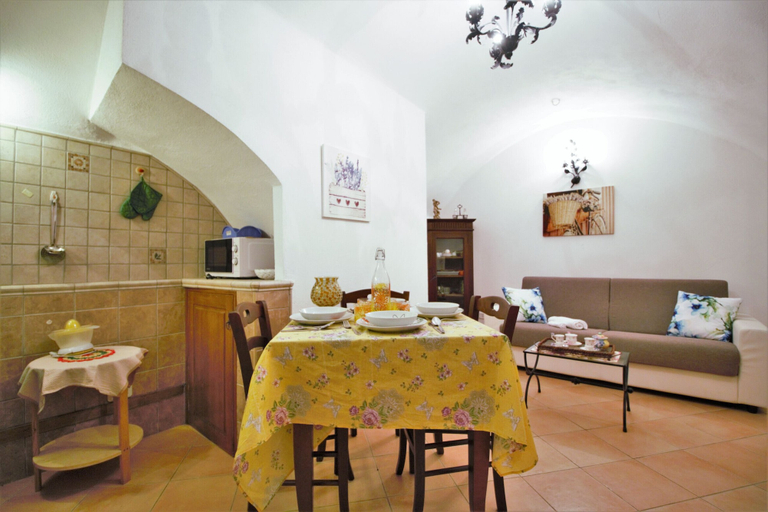 In-room dining 3, Holidaycasa Rinaldo - A due Passi dal Mare, Latina