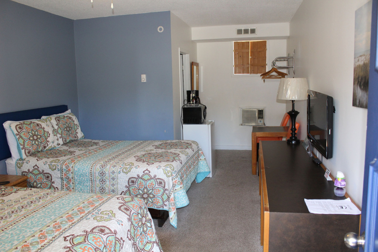Bedroom 2, Two Rivers Motel, Nipissing