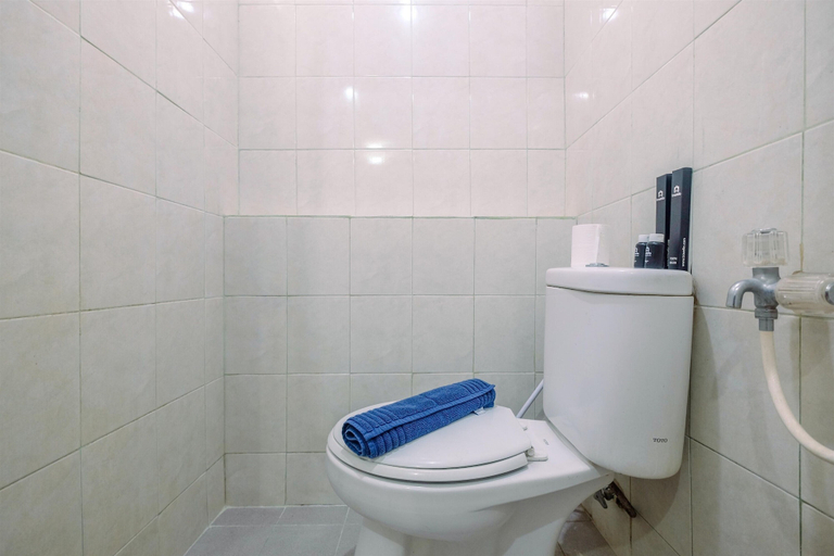 Bathroom 3, Furnished Green Pramuka 1BR Apartment with Modern Style and City View, East Jakarta