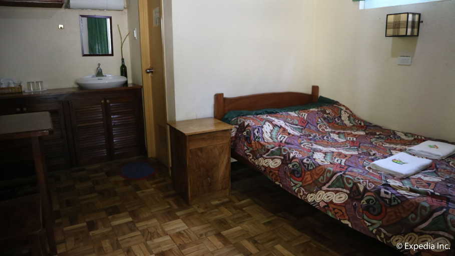 Bedroom 2, Algen's Dive Resort, Mahinog