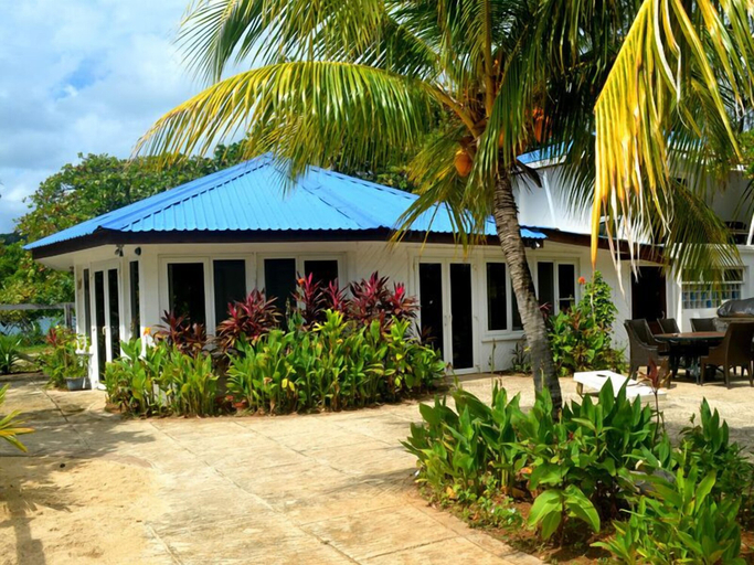 Front of property, Calabash Bight Resort, José Santos Guardiola