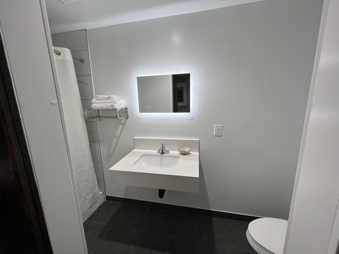 Bathroom 4, ERTH INN by AGA Bell Gardens, Los Angeles