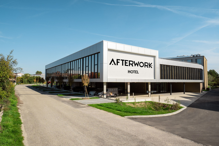 Exterior & Views 24