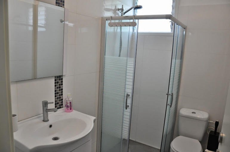 Bathroom 3, Arendalzrail Apartments - Balfour St. 61