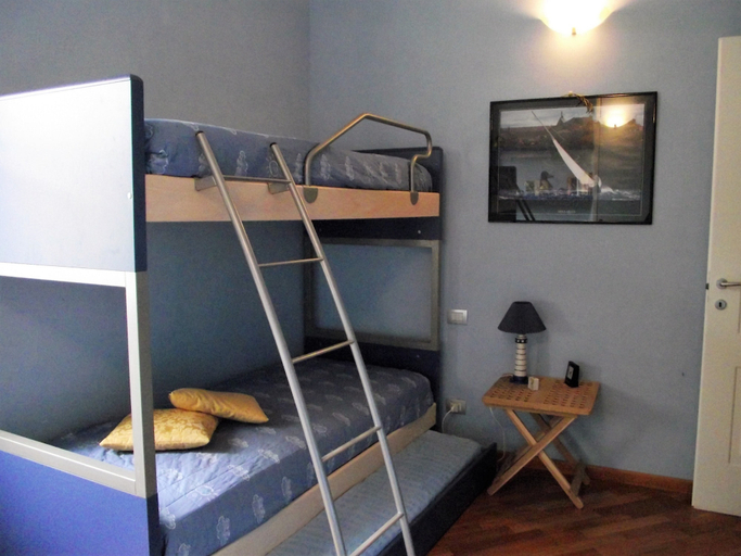 Room 2, Azzurro Pervinca, Savona