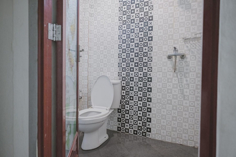 Bathroom 4, RedDoorz Syariah near Jamtos Jambi 2, Jambi