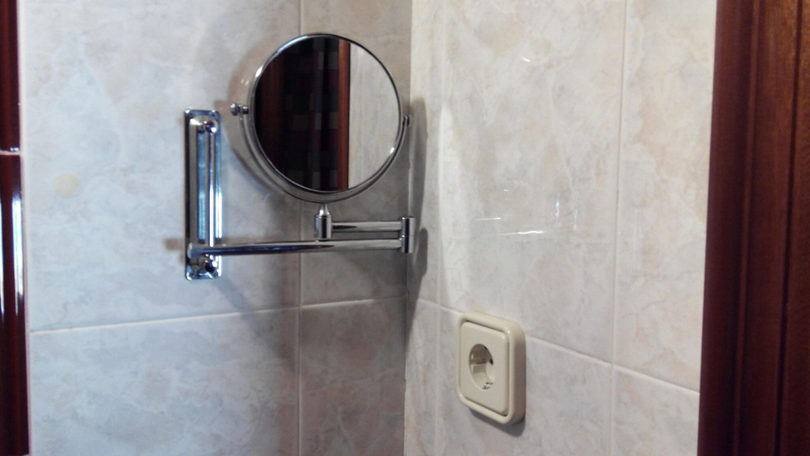 Bathroom 5, Hotel Riavela, Huelva