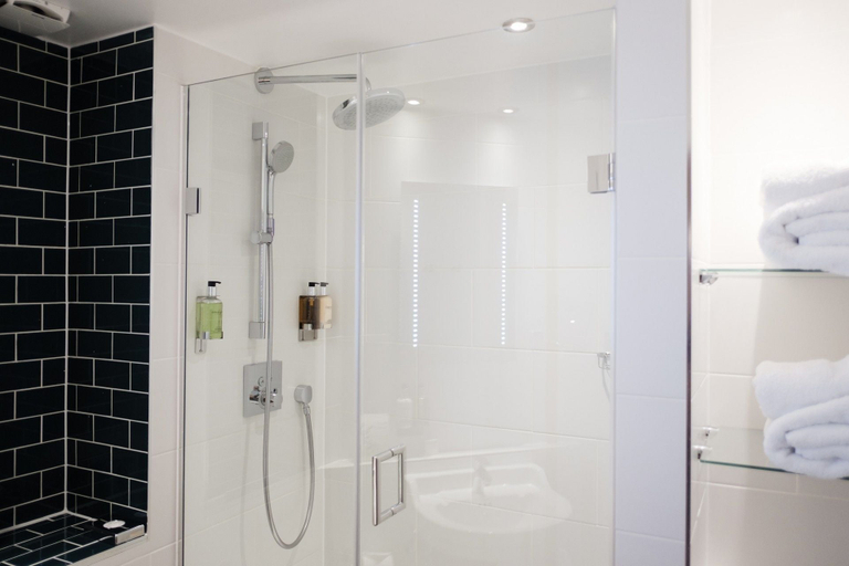 Bathroom 4, The White Hart Hotel, London