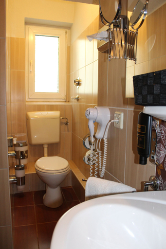 Bathroom 5, Hotel Drei Kronen, Dortmund