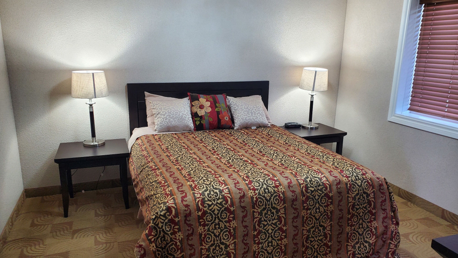 Bedroom 3, Shoreside Inn & Suites, Division No. 11