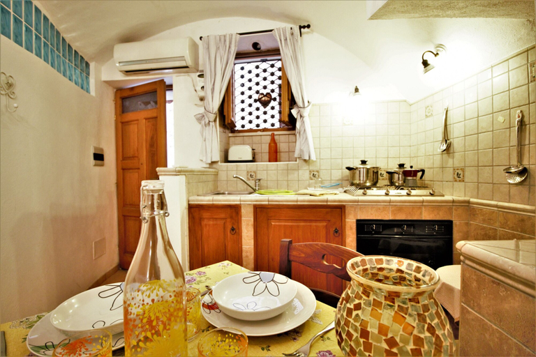 In-room dining 4, Holidaycasa Rinaldo - A due Passi dal Mare, Latina