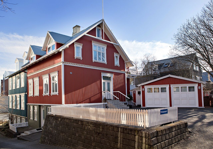 Exterior & Views