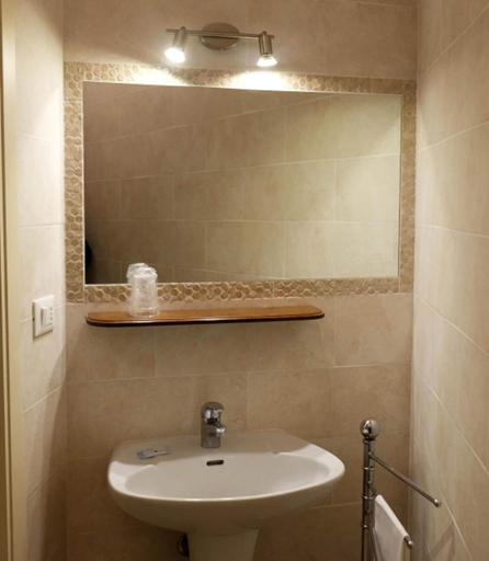 Bathroom 5, Albergo Bernini, Siena