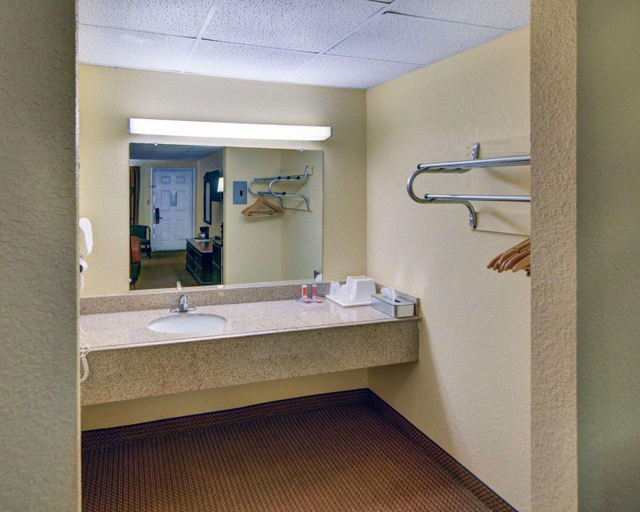 Bathroom 4, Econo Lodge Marshall, Harrison