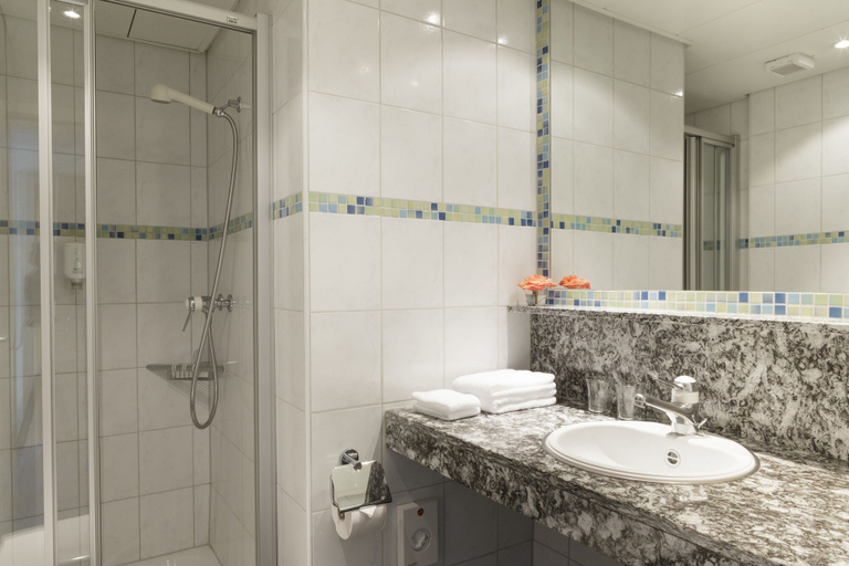Bathroom 5, Hotel Victoria Lauberhorn Wengen, a Faern Collection Hotel, Interlaken