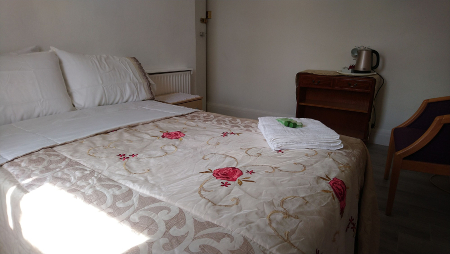 Bedroom 3, Renovated 4-bed Home, Sleeps 9 With Parking & Spa, Blackpool