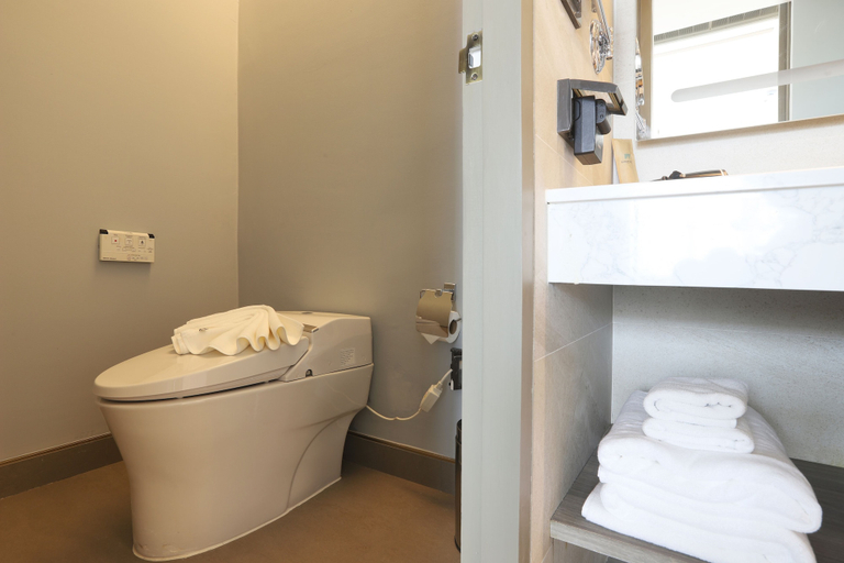 Bathroom 4, The Signature Hotel Airport, Khlong Hoi Kong