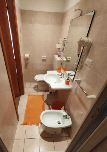 Bathroom 3, Hotel Serenella, Torino