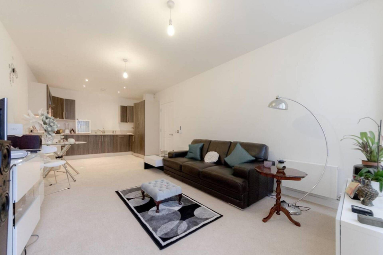 Others 3, Lux 1-bed Apt. With Balcony, London