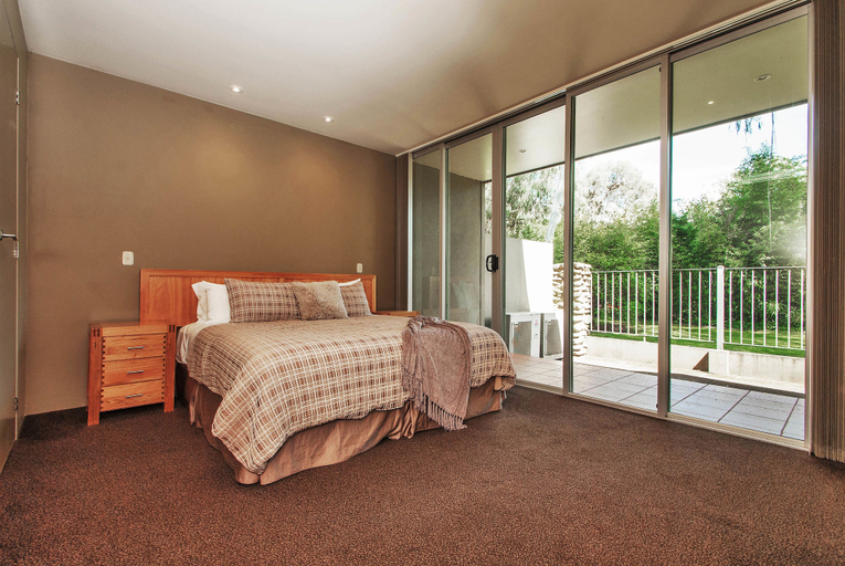 Bedroom 2, Centenary Peaks, Alpine - East