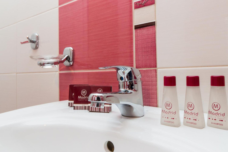 Bathroom 4, Family Hotel Madrid, Stolichna