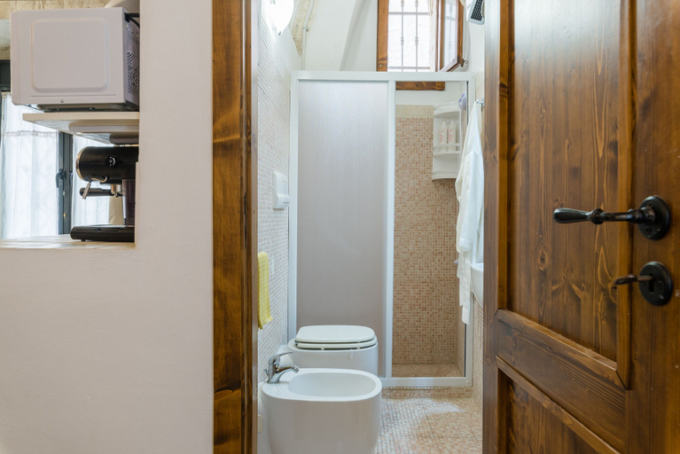 Bathroom 4, Ostuneon 900, Brindisi